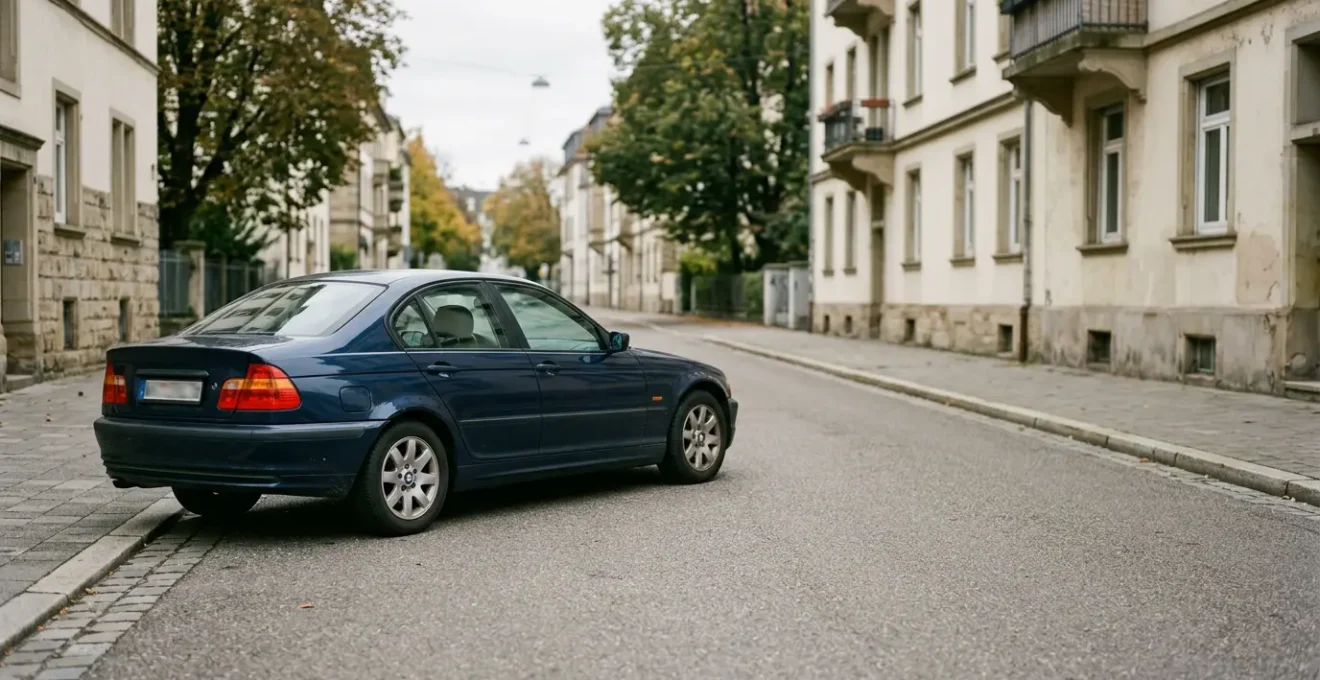 Voiture de plus de cinq ans stationnée dans un environnement urbain illustrant les enjeux de protection assurantielle