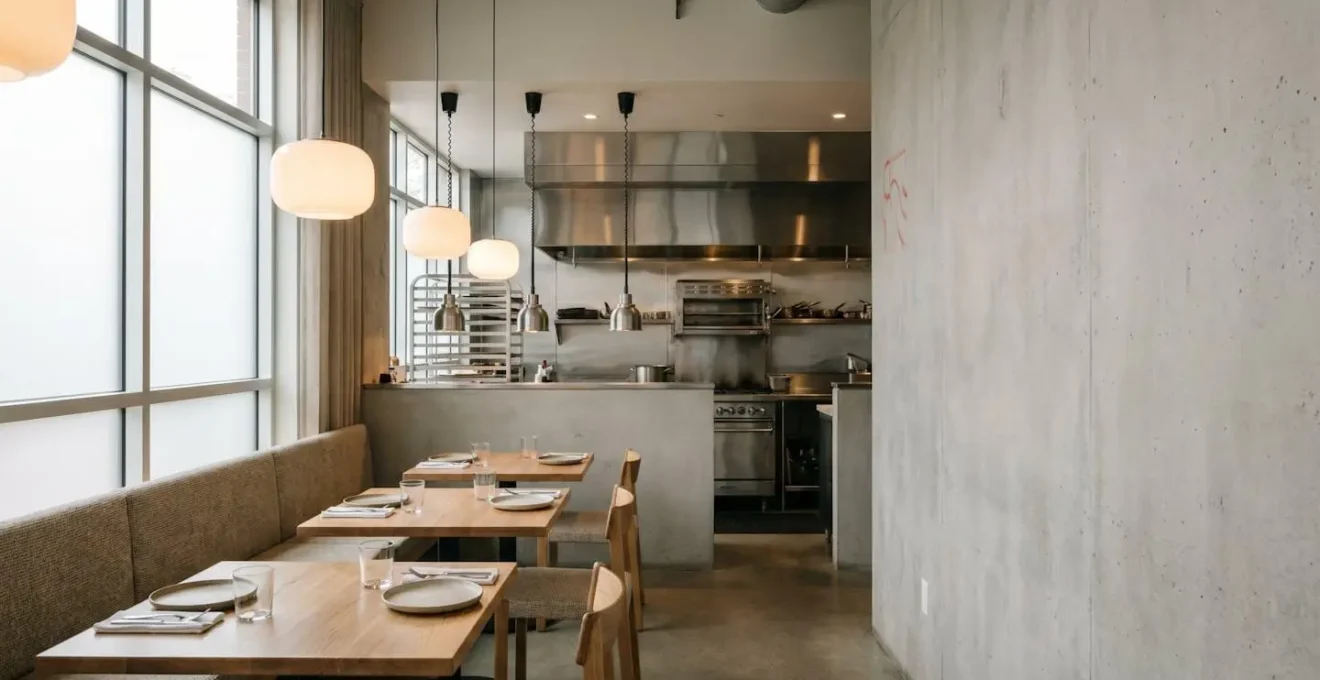 Vue d'ensemble d'un restaurant professionnel avec équipements de cuisine et espaces de service illustrant la conformité aux normes ERP