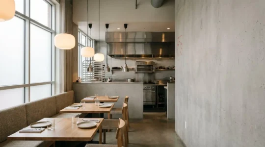 Vue d'ensemble d'un restaurant professionnel avec équipements de cuisine et espaces de service illustrant la conformité aux normes ERP