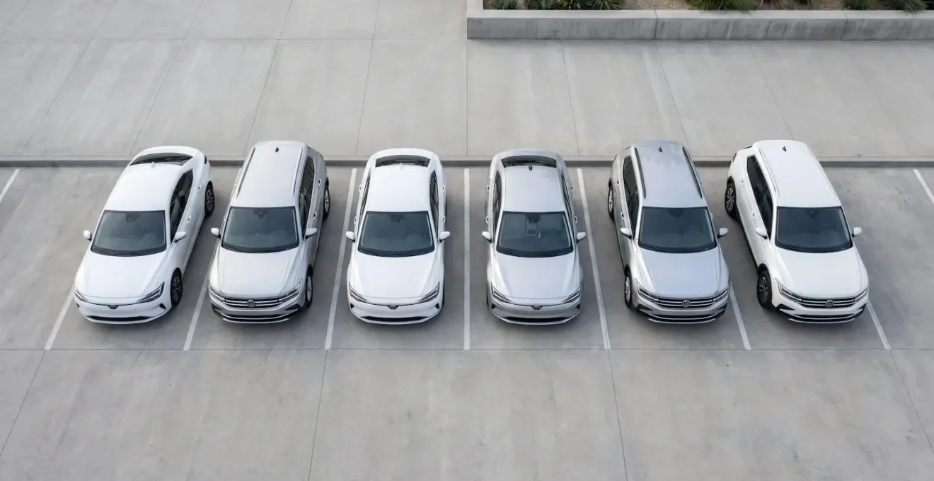 Parc de véhicules professionnels dans un environnement moderne et épuré illustrant la gestion optimisée d'une flotte automobile